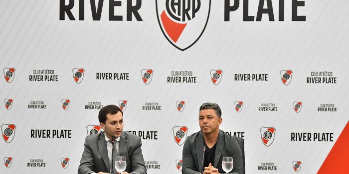 Fotografía cedida por River Plate de su entrenador, Marcelo Gallardo (der.), y su nuevo presidente, Stefano di Carlo, durante una rueda de prensa este miércoles en Buenos Aires (Argentina). Gallardo extendió hasta diciembre de 2026 su contrato. EFE/ River Plate