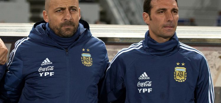 El seleccionador argentino, Lionel Scaloni (d), y su asistente Walter Samuel, en una imagen de archivo. EFE/ Jalal Morchidi