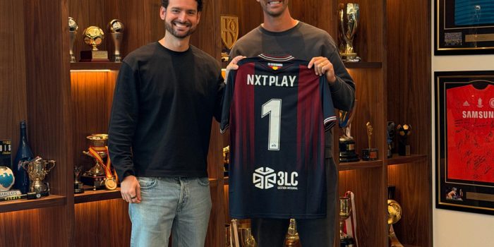 El portero del Real Madrid Thibaut Courtois (d) se ha convertido en nuevo copropietario del CD Extremadura, equipo que militará la próxima temporada en Primera Federación, gracias al acuerdo alcanzado por el club con la plataforma de inversión deportiva NXTPLAY de la que el belga es confundador junto con Gonzalo Vila. EFE/ CD Extremadura SOLO USO EDITORIAL/SOLO DISPONIBLE PARA ILUSTRAR LA NOTICIA QUE ACOMPAÑA (CRÉDITO OBLIGATORIO)