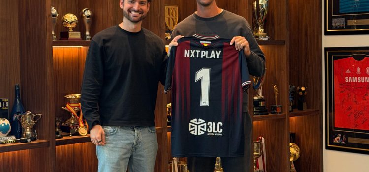 El portero del Real Madrid Thibaut Courtois (d) se ha convertido en nuevo copropietario del CD Extremadura, equipo que militará la próxima temporada en Primera Federación, gracias al acuerdo alcanzado por el club con la plataforma de inversión deportiva NXTPLAY de la que el belga es confundador junto con Gonzalo Vila. EFE/ CD Extremadura SOLO USO EDITORIAL/SOLO DISPONIBLE PARA ILUSTRAR LA NOTICIA QUE ACOMPAÑA (CRÉDITO OBLIGATORIO)