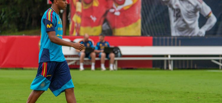 ESPAÑOL YAMAL mira el camino de franceses Mbappé, Zidane y Henry y brasileño Ronaldinho