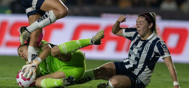 Imagen de archivo de Katty Martinez de Rayadas (D). EFE/ Miguel Sierra