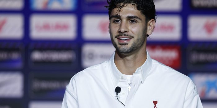El mediocentro estadounidense Johnny Cardoso durante su presentación como nuevo jugador del Atlético de Madrid en el estadio Metropolitano de Madrid. EFE/ Mariscal