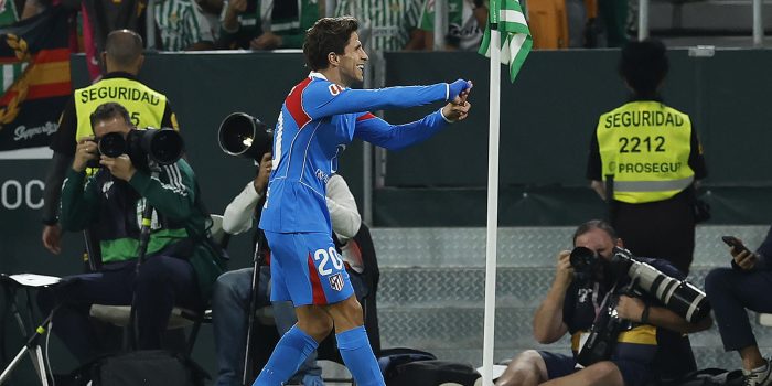 El centrocampista del Atlético de Madrid Giuliano Simeone celebra su gol ante el Betis en el Estadio La Cartuja de Sevilla. EFE/ Julio Muñoz