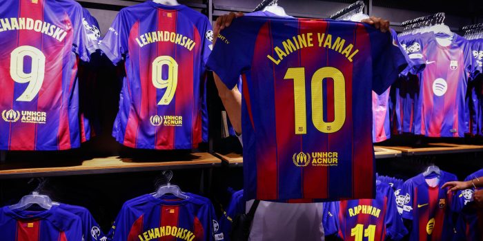 Fotografía de archivo de la primera equipación del Barcelona de la temporada 2025-26 con el nombre de Lamine Yamal y el número 10. EFE/Quique García