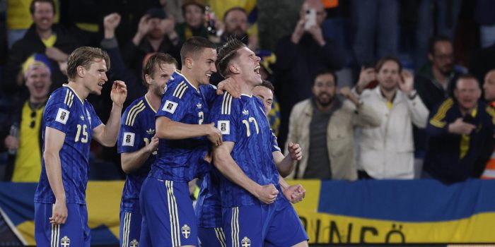 El delantero de Suecia Viktor Gyokeres (d) celebra su segundo gol ante Ucrania, durante el partido que las selecciones de fútbol de Ucrania y Suecia disputan en el estadio Ciutat de València de la repesca para el Mundial 2026.- EFE/Kai Forsterling
