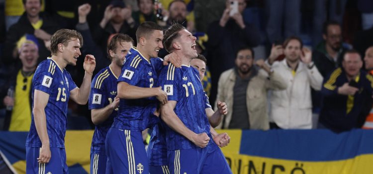 El delantero de Suecia Viktor Gyokeres (d) celebra su segundo gol ante Ucrania, durante el partido que las selecciones de fútbol de Ucrania y Suecia disputan en el estadio Ciutat de València de la repesca para el Mundial 2026.- EFE/Kai Forsterling