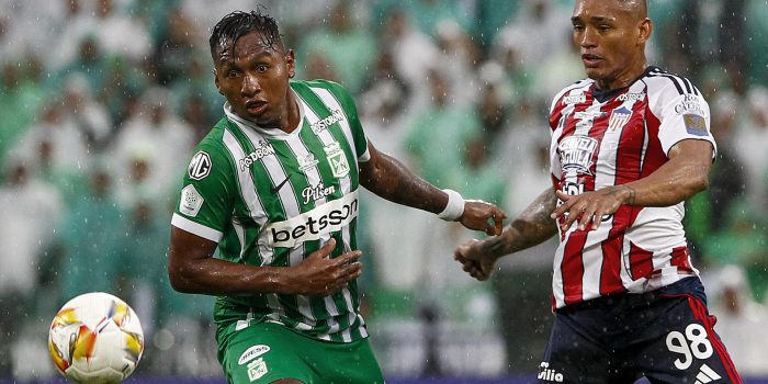 Alfredo Morelos (i), de Nacional, disputa el balón con Jermein Peña, de Junior, durante el partido de vuelta de la final de la Liga de Colombia en el estadio Atanasio Girardot en Medellín (Colombia). EFE/ STR