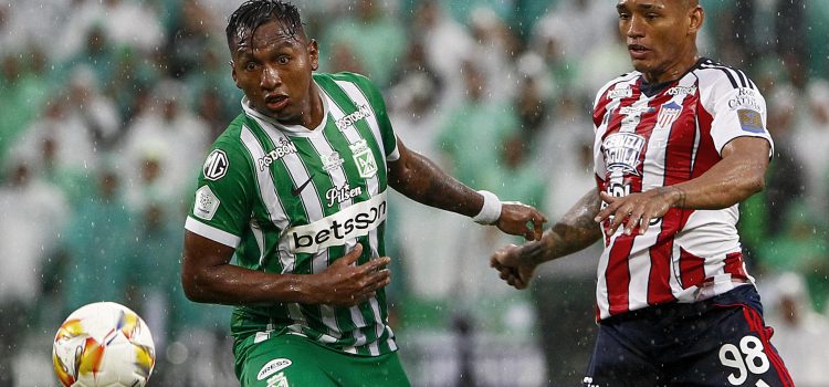 Alfredo Morelos (i), de Nacional, disputa el balón con Jermein Peña, de Junior, durante el partido de vuelta de la final de la Liga de Colombia en el estadio Atanasio Girardot en Medellín (Colombia). EFE/ STR