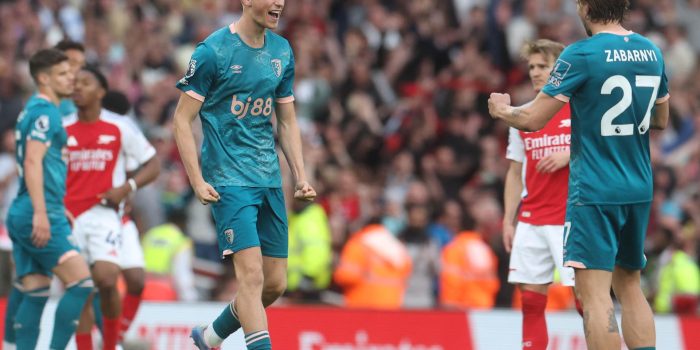 Dean Huijsen, del Bournemouth celebra la victoria tras el partido de la Premier League que han jugado Arsenal y AFC Bournemouth en Londres, Reino Unido, EFE/EPA/NEIL HALL