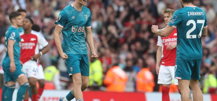 Dean Huijsen, del Bournemouth celebra la victoria tras el partido de la Premier League que han jugado Arsenal y AFC Bournemouth en Londres, Reino Unido, EFE/EPA/NEIL HALL