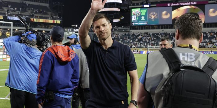 El entrenador del Real Madrid, Xabi Alonso, saluda a los aficionados, tras la victoria de su equipo sobre el Salzburgo, en el partido del Mundial de Clubes disputado en el estadio Lincoln Financial Field, en Filadelfia (Estados Unidos). EFE/ Andre Coelho