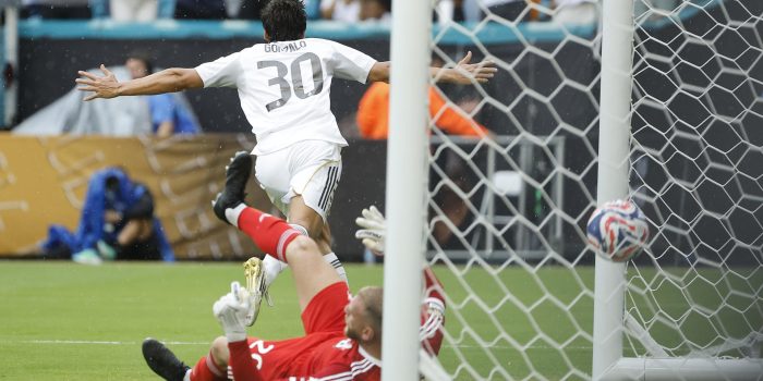 Gonzalo García (c) sella la clasificación del Real Madrid a los cuartos de final del Mundial de Clubes con un cabezazo que estableció este martes el 1-0 sobre Juventus en el estadio Hard Rock de Miami. EFE/Juan Ignacio Roncoroni