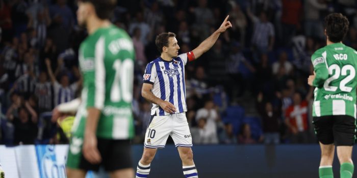 El delantero de la Real Sociedad, Mikel Oyarzabal, celebra el segundgo gol durante el encuentro correspondiente a la jornada 35 de Laliga EA Sports que disputaron Real Sociedad y Betis en el estadio de Anoeta, en San Sebastián. EFE / Juan Herrero.