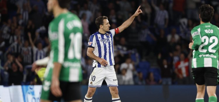 El delantero de la Real Sociedad, Mikel Oyarzabal, celebra el segundgo gol durante el encuentro correspondiente a la jornada 35 de Laliga EA Sports que disputaron Real Sociedad y Betis en el estadio de Anoeta, en San Sebastián. EFE / Juan Herrero.