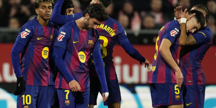 Los jugadores del del FC Barcelona celebran el gol de Pau Cubarsí (2d), durante el partido de la jornada 24 de LaLiga de fútbol que Girona FC y FC Barcelona disputan este lunes en el estadio de Moltilivi. EFE/Siu Wu