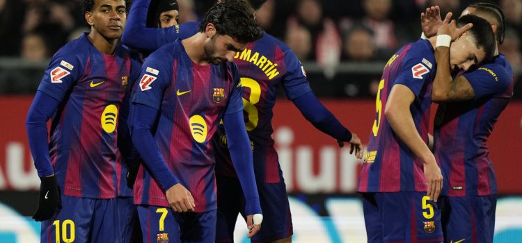 Los jugadores del del FC Barcelona celebran el gol de Pau Cubarsí (2d), durante el partido de la jornada 24 de LaLiga de fútbol que Girona FC y FC Barcelona disputan este lunes en el estadio de Moltilivi. EFE/Siu Wu