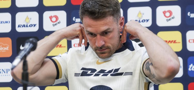 El futbolista galés Aaron Ramsey, participa este jueves en una rueda de prensa durante su presentación como refuerzo del Club Universidad este jueves en la Ciudad de México (México). EFE/ Isaac Esquivel