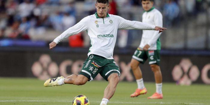 James Rodríguez de León realiza el calentamiento previo al partido por los cuartos de final del torneo Clausura 2025 de la Liga MX entre Cruz Azul y León, en el estadio Olímpico Universitario de Ciudad de México (México). EFE/ Isaac Esquivel