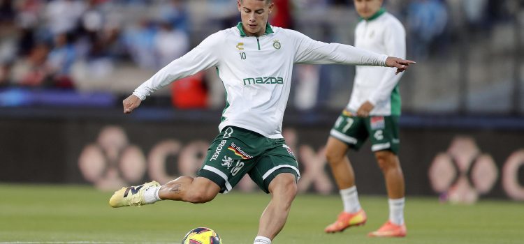 James Rodríguez de León realiza el calentamiento previo al partido por los cuartos de final del torneo Clausura 2025 de la Liga MX entre Cruz Azul y León, en el estadio Olímpico Universitario de Ciudad de México (México). EFE/ Isaac Esquivel