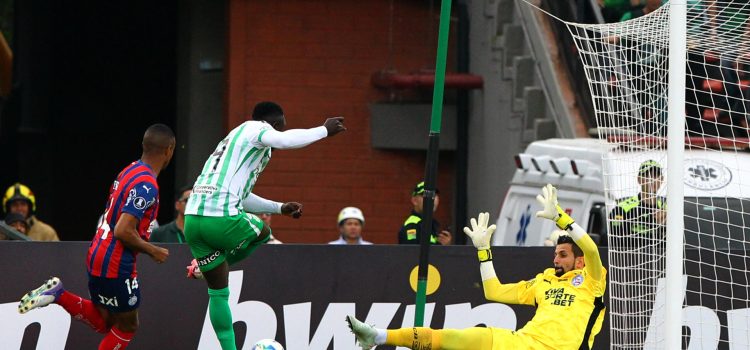 Marino Hinestroza (c), de Atlético Nacional, golpea el balón ante Marcos de Freitas, de Bahía, en un partido de la fase de grupos de la Copa Libertadores entre Atlético Nacional y Bahía, en el estadio Atanasio Girardot de Medellín (Colombia). EFE/Stringer
