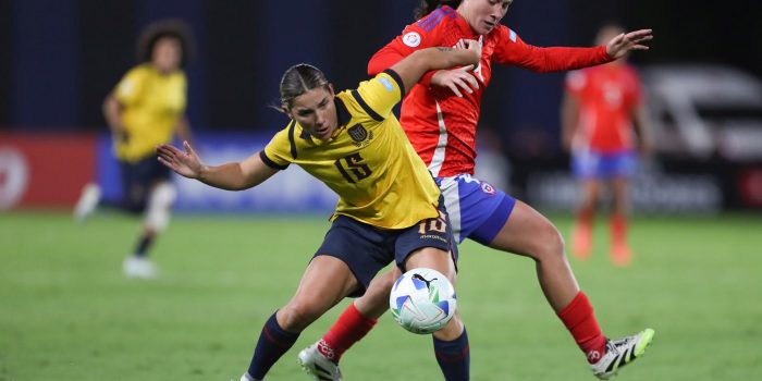 Sonya Keefe (d), de Chile, disputa el balón con Manoly Córdova, de Ecuador, en un partido de la fase de grupos de la Copa América Femenina entre Chile y Ecuador en el  estadio Banco de Guayaquil en Quito (Ecuador). EFE/ José Jácome