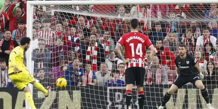 ALT Un polémico penalti aleja al Athletic de la 'Champions'