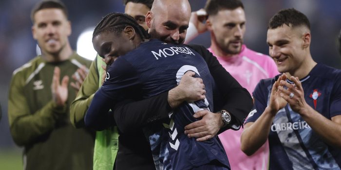 Ilaix Moriba (C) festeja con el técnico Claudio Giráldez la clasificación del Celta a los cuartos de final de la Liga Europa. EFE/EPA/GUILLAUME HORCAJUELO