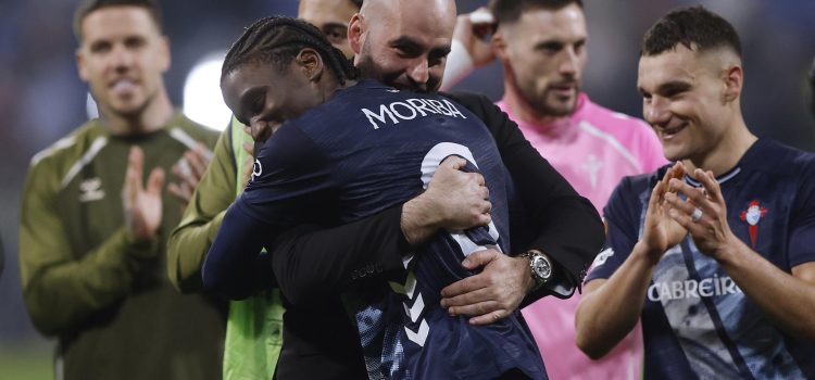 Ilaix Moriba (C) festeja con el técnico Claudio Giráldez la clasificación del Celta a los cuartos de final de la Liga Europa. EFE/EPA/GUILLAUME HORCAJUELO