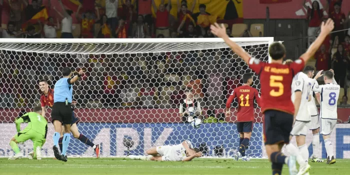 El centrocampista de la selección española Oihan Sancet (2i) celebra su gol, segundo del equipo, en el partido de clasificación para la Eurocopa 2024 que los combinados nacionales de España y Escocia juegan hoy jueves en el estadio de La Cartuja, en Sevilla. EFE/ Raúl Caro.