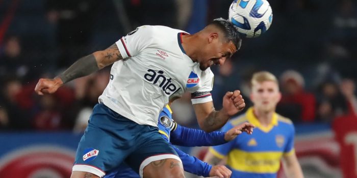 Yonathan Rodríguez de Nacional cabecea un balón en un partido de los octavos de final de la Copa Libertadores entre Nacional  y Boca Juniors en el estadio Gran Parque Central en Montevideo (Uruguay). EFE/ Raúl Martínez