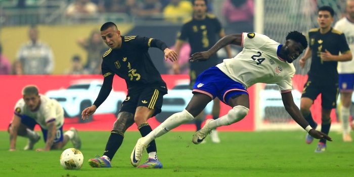 Patrick Agyemang (d), de Estados Unidos, en acción contra Roberto Alvarado (i), de México, durante la final de la Copa Oro de la Concacaf entre Estados Unidos y México en Houston, Texas (Estados Unidos. EFE/CARLOS RAMIREZ