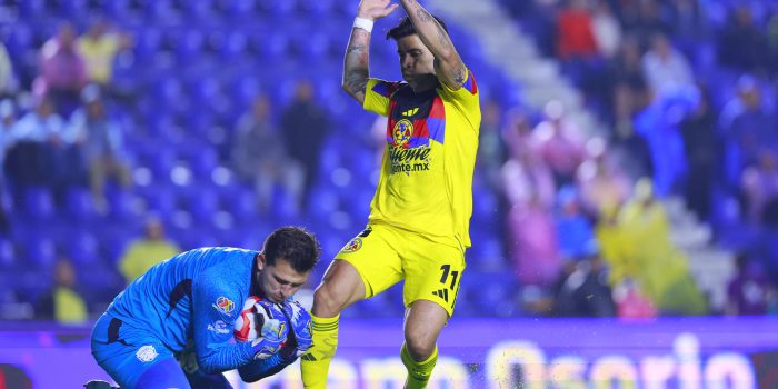 Víctor Dávila (d) de América disputa el balón con Sebastián Jurado (i) de Juárez durante un partido del torneo Clausura 2026 de la Liga MX entre América y Juárez en el estadio Ciudad de los Deportes en Ciudad de México (México). EFE/ Sáshenka Gutiérrez