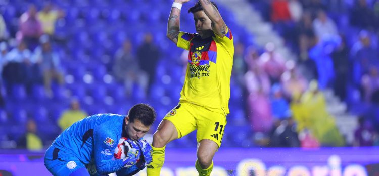 Víctor Dávila (d) de América disputa el balón con Sebastián Jurado (i) de Juárez durante un partido del torneo Clausura 2026 de la Liga MX entre América y Juárez en el estadio Ciudad de los Deportes en Ciudad de México (México). EFE/ Sáshenka Gutiérrez