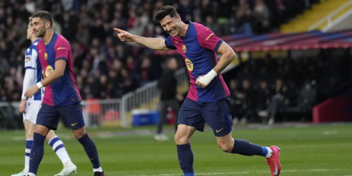 El delantero del FC Barcelona Robert Lewandowski celebra tras marcar el 4-0 durante el partido de LaLiga EA Sports entre FC Barcelona y Real Sociedad, este domingo en el estadio Olímpico de Montjuic de Barcelona. EFE/ Alejandro García