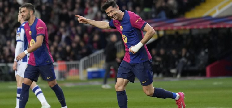 El delantero del FC Barcelona Robert Lewandowski celebra tras marcar el 4-0 durante el partido de LaLiga EA Sports entre FC Barcelona y Real Sociedad, este domingo en el estadio Olímpico de Montjuic de Barcelona. EFE/ Alejandro García