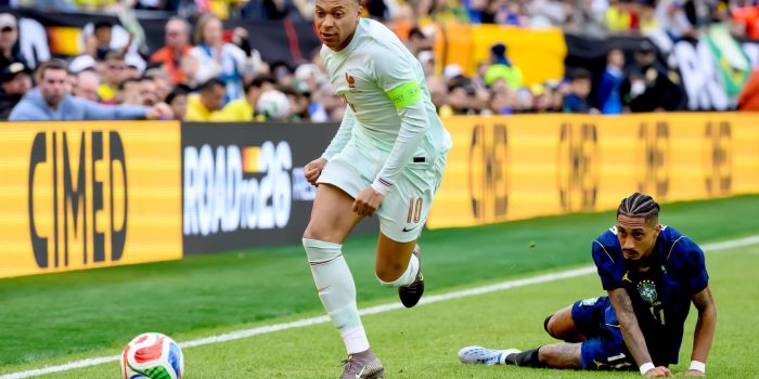 Raphinha (d), caído tras ser gambeteado por Kilian Mbappé, fue desconvocado este viernes de la selección de Brasil tras sufrir una lesión muscular la víspera en el amistoso ante Francia. EFE/EPA/ADAM RICHINS