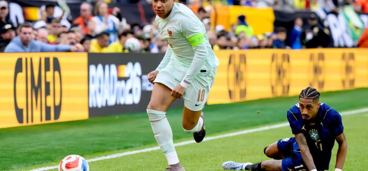 Raphinha (d), caído tras ser gambeteado por Kilian Mbappé, fue desconvocado este viernes de la selección de Brasil tras sufrir una lesión muscular la víspera en el amistoso ante Francia. EFE/EPA/ADAM RICHINS