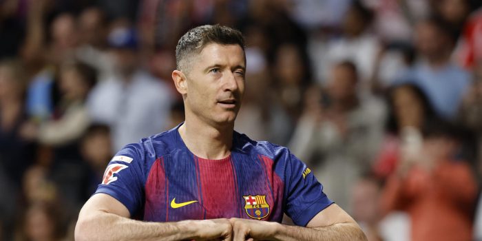 El delantero del FC Barcelona Robert Lewandowski, durante el partido disputado por su equipo el pasado 4 de abril contra el Atlético de Madrid, correspondiente a la trigésima jornada de LaLiga EA Sports. EFE/ Mariscal