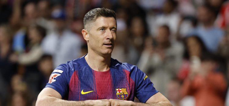 El delantero del FC Barcelona Robert Lewandowski, durante el partido disputado por su equipo el pasado 4 de abril contra el Atlético de Madrid, correspondiente a la trigésima jornada de LaLiga EA Sports. EFE/ Mariscal