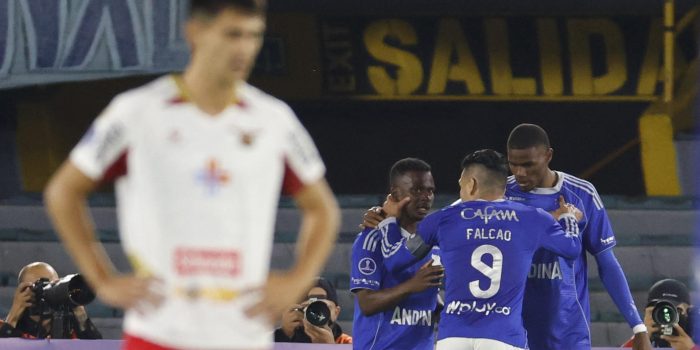 Jugadores de Millonarios celebran el gol de Carlos Darwin Quintero que selló este miércoles el triunfo por 1-0 sobre Boston River en partido de la segunda jornada de la fase de grupos de Copa Sudamericana jugado en el estadio Nemesio Camacho El Campín de Bogotá. EFE/ Mauricio Dueñas Castañeda