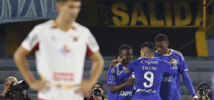 Jugadores de Millonarios celebran el gol de Carlos Darwin Quintero que selló este miércoles el triunfo por 1-0 sobre Boston River en partido de la segunda jornada de la fase de grupos de Copa Sudamericana jugado en el estadio Nemesio Camacho El Campín de Bogotá. EFE/ Mauricio Dueñas Castañeda