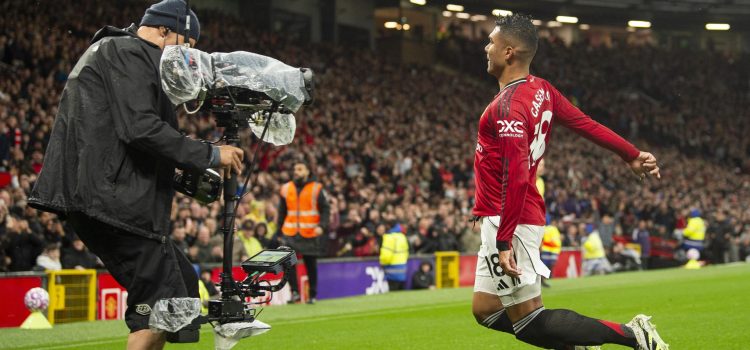 El centrocampista brasileño Casemiro, del Manchester United, durante el partido de laPremier League que han jugado Manchester United y Chelsea FC, en Mánchester, Reino Unido. EFE/EPA/PETER POWELL