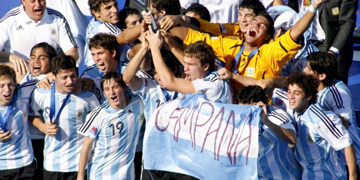Fotografía fechada el 22 de julio de 2007 que muestra a la selección de Argentina celebrando el triunfo del Mundial sub'20, tras vencer República Checa en la final, en el National Soccer Stadium, en Toronto (Canadá). EFE/Dave Chidley