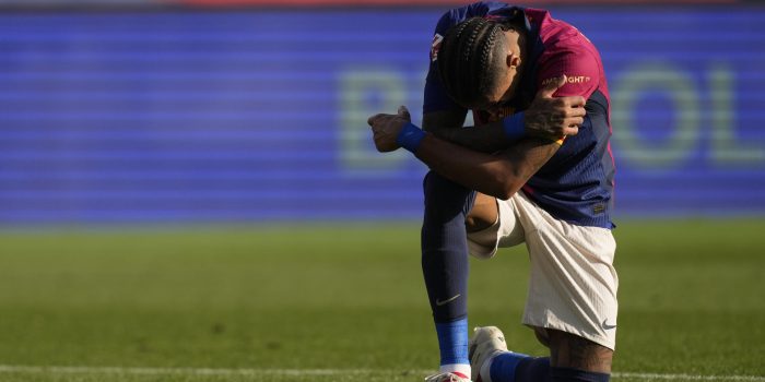 El delantero brasileño del Barcelona Raphinha tras la derrota ante Las Palmas en partido de LaLiga en el Estadio Olímpico Lluís Companys. EFE/Enric Fontcuberta