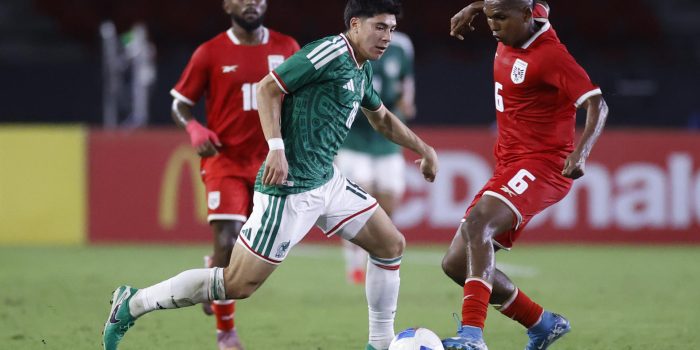 Obed Vargas, con el balón, trata de regatear al panameño Héctor Hurtado (d), durante el partido amistoso entre M´´exico y Panamá, disputado el 23 de enero en el estadio Rommel Fernández Gutiérrez en Ciudad de Panamá (Panamá). EFE/ Bienvenido Velasco
