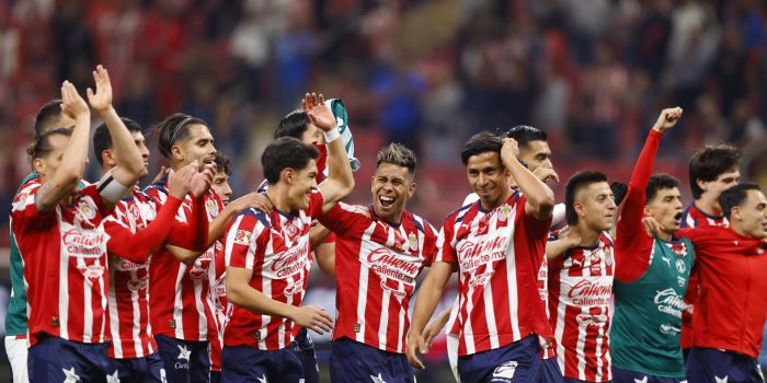 Jugadores de Guadalajara celebran al finalizar un partido de la Liga MX entre Guadalajara y América disputado en el Estadio Akron, en Guadalajara (México). EFE/ Francisco Guasco