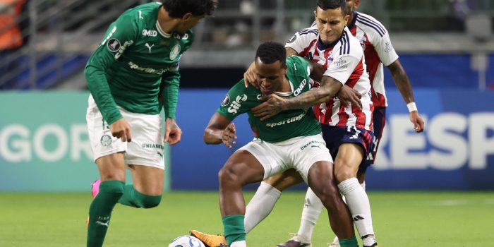 Jhon Arias (c), de Palmeiras, disputa un balón con Juan David Ríos, de Junior, en un partido de la fase de grupos de la Copa Libertadores entre Palmeiras y Junior en el Allianz Parque en Sao Paulo (Brasil). EFE/Sebastião Moreira