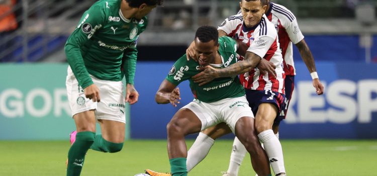 Jhon Arias (c), de Palmeiras, disputa un balón con Juan David Ríos, de Junior, en un partido de la fase de grupos de la Copa Libertadores entre Palmeiras y Junior en el Allianz Parque en Sao Paulo (Brasil). EFE/Sebastião Moreira