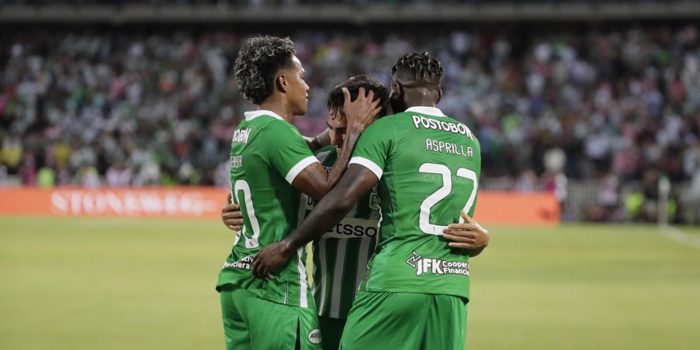 Jugadores de Atlético Nacional celebran un gol durante un partido amistoso en el estadio Atanasio Girardot, en Medellín (Colombia). EFE/ Carlos Ortega
